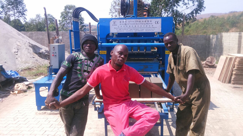 Uganda cliente compró ZCJK QTY4-20A bloque que hace la máquina
